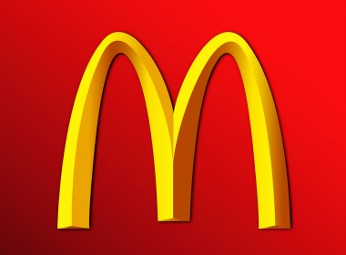 McDonald's é processada por criança ter comido camisinha usada na área da lanchonete