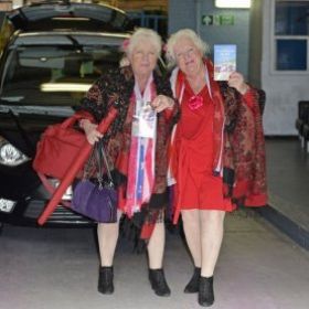 Sem clientes, gêmeas prostitutas de 70 anos se aposentam na Holanda