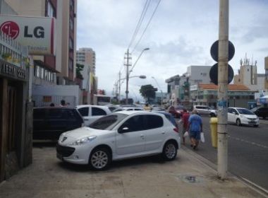 Clientes da LG da Manoel Dias 'esquecem' que calçada foi feita para pedestres