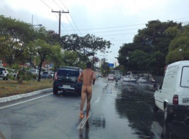 Homem é flagrado nu entre carros na Avenida ACM