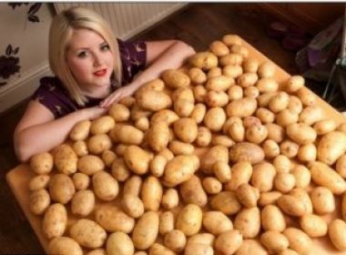 Inglesa com fobia de comida já comeu 13 mil batatas assadas
