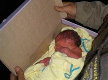 Recém-nascido é encontrado dentro de caixa de sapato em ponto de ônibus na Avenida Suburbana