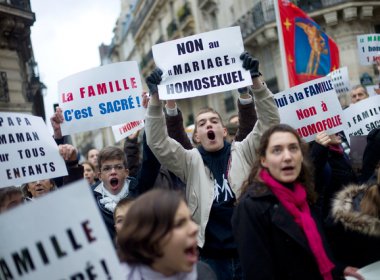 Milhares de pessoas protestam contra casamento gay em Paris