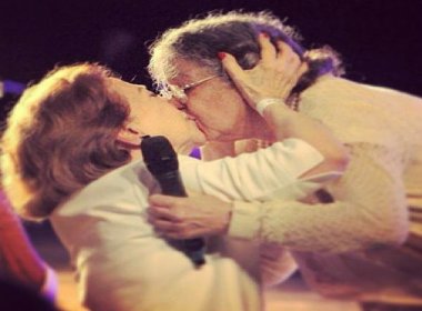 Fernanda Montenegro beija boca de atriz em protesto contra Feliciano