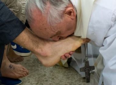 Jovens detentos em Roma têm pés lavados por Papa Francisco
