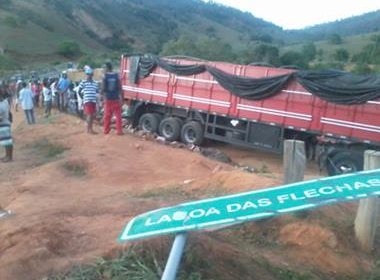 Ubaíra: Carreta tomba na BR-420 e carga de bebidas é saqueada