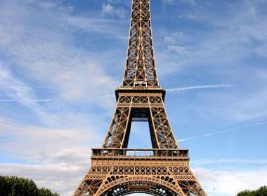 Torre Eiffel é esvaziada após ameaça de atentado