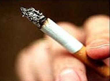 Fumar logo depois de acordar eleva risco de câncer, revela pesquisa