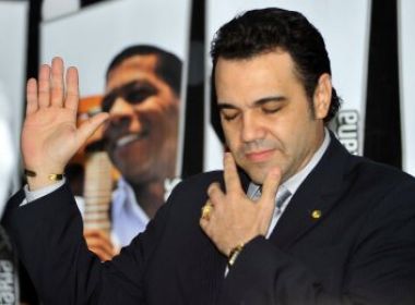 Feliciano chega a igreja, foge da imprensa e entra por porta lateral
