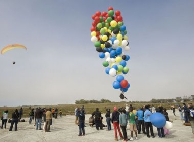 Sul-africano voa sustentado por balões em homenagem a Mandela