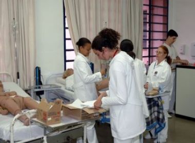 Enfermeiros realizam manifestação por carga horária de 30 horas