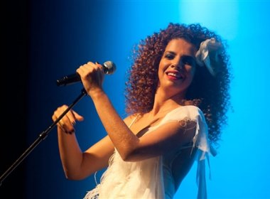 Vanessa da Mata faz show gratuito em homenagem a Tom Jobim