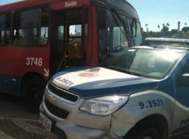 Colisão entre ônibus e viatura da PM deixa trânsito lento na orla