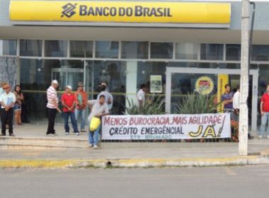 Produtores rurais fazem protesto em frente a bancos em Brumado