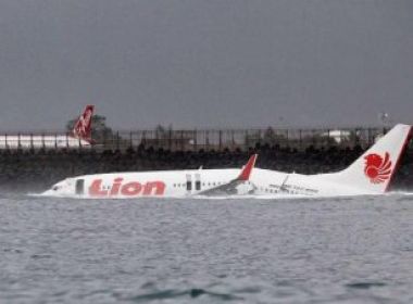 Bali: Avião com 172 passageiros sai da pista e pousa na água