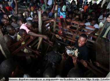 Refugiados do Haiti esperam visto em condições de miséria no Acre