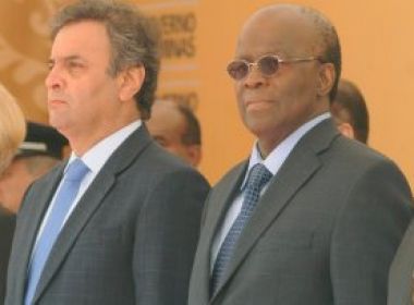 Aécio homenageia Joaquim Barbosa, cita mensalão, mas nega conotação política de evento
