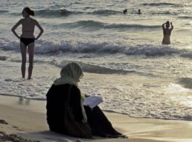 Biquínis e sungas são proibidos em praias públicas dos Emirados Árabes