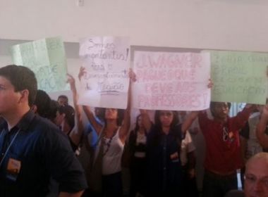 Professores estaduais protestam durante seminário sobre a Fiol