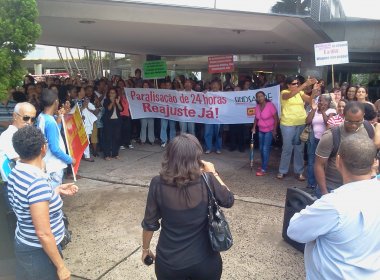 Servidores estaduais protestam na AL-BA contra reajuste salarial de 2,5%