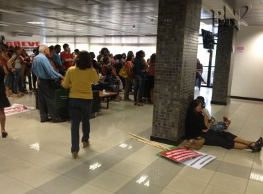Após protestos de servidores, deputados derrubam sessão que votaria urgência de reajuste