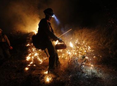 Incêndio nos Estados Unidos destrói vegetação e ameaça casas