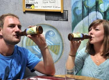 Cerveja à base de coca cai no gosto de estrangeiros na Bolívia