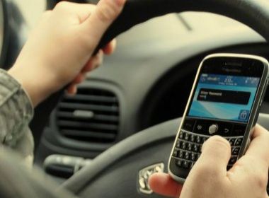 Enviar mensagem de texto pelo celular ao volante mata mais que dirigir alcoolizado