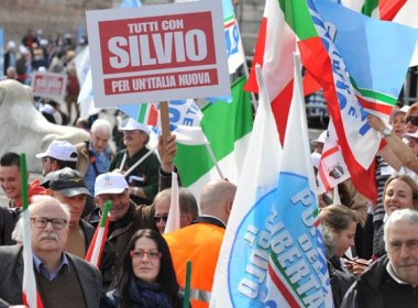 Milhares protestam contra condenação de Berlusconi
