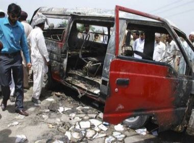 Explosão de micro-ônibus escolar mata 16 crianças no Paquistão
