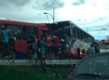 Acidente entre dois ônibus na Vasco da Gama deixa no mínimo dez feridos