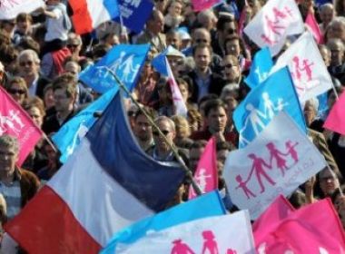 Paris: Opositores ao casamento gay ocupam sede do Partido Socialista
