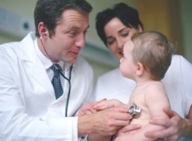 Comissão do Senado aprova projeto que libera empregado para levar filho ao médico