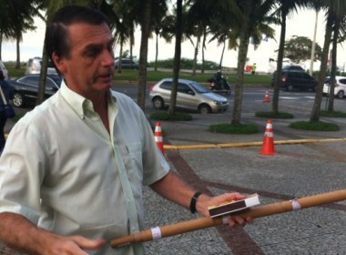 Irritado, Bolsonaro dá o troco e solta fogos em porta de hotel que hospeda seleção italiana