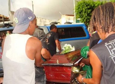 Feira de Santana: homens armados invadem velório e tentam impedir enterro