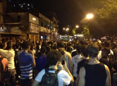 Manifestantes realizam passe livre na Estação da Lapa