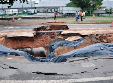 Cratera na BR-324 aumenta e Embasa suspende abastecimento em 30 bairros de Salvador