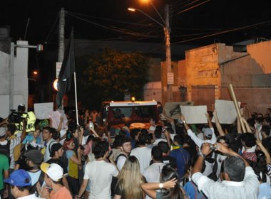 PM usa carro forte para tentar resgatar prefeito de Juazeiro do Norte encurralado por manifestantes