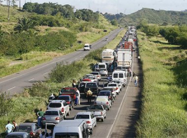 Congestionamento da BR-324 já atinge saída de Salvador