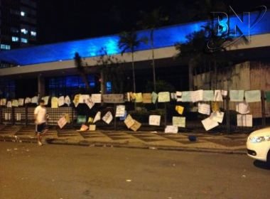 Manifestantes tentam invadir Teatro Castro Alves