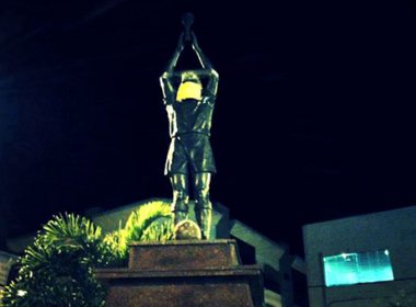 Estátua de Pelé em sua cidade natal tem boca coberta por cartaz