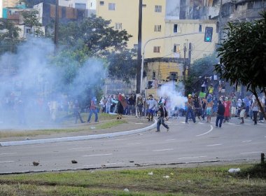 Manifestante dispara rojo contra policiais e confronto tem incio nos Barris 