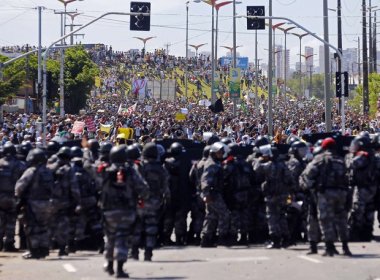 Advogados e estudantes protestam contra 'excessos' da PM no Ceará