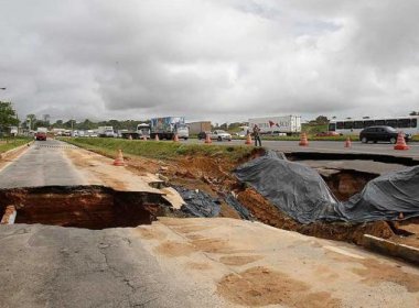 Cratera na BR-324 complica vida de motoristas que chegam e saem de Salvador nesta terça