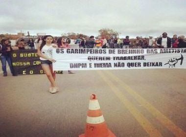 Caetité: Trabalhadores fecham BR-030 em protesto contra fechamento de garimpos