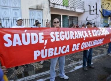 2 de Julho: Manifestantes chegam antes de prefeito e governador