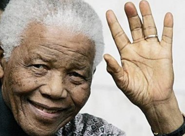 Mandela está em 'estado vegetativo permanente', diz documento, mas governo nega