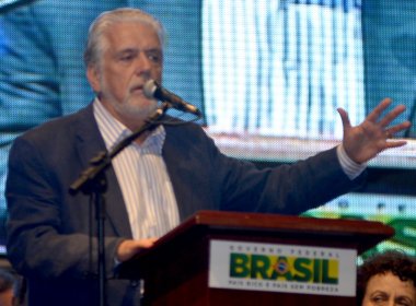 Wagner pede 'palmas' para Dilma e diz que governo pode contratar médicos estrangeiros