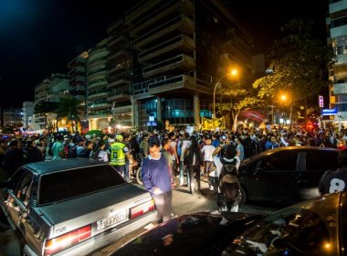 Com rua de Cabral sem luz, PM usa bombas para dispersar protesto no RJ