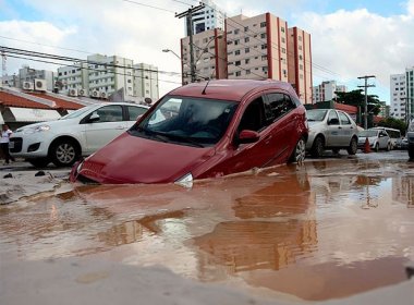 Registros de vazamentos de água na rede da Embasa em Salvador e RMS chegam a mil por mês